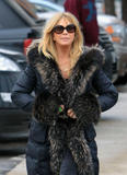 th_36423_GoldieHawn_BundlesupinafurlinedcoatassheheadsoutinAspenColoradoDec212010_By_oTTo6_122_1098lo.jpg