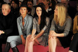 http://img103.imagevenue.com/loc1153/th_36833_Kristen_Stewart_and_Kate_Moss_Mulberry_Spring_Summer_Fashion_Show_during_Fashion_Week_in_London_September_18_2011_25_122_1153lo.jpg