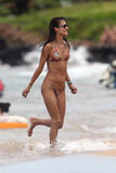 th_65468_Alessandra_Ambrosio_Bikini_Candids_on_the_Beach_in_Hawaii_August_8_2011_16_122_1181lo.jpg