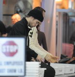 Robert Pattinson Th_48721_Preppie_-_Kristen_Stewart_and_Robert_Pattinson_fly_into_LAX_Airport_-_Nov._23_2009_9342_122_612lo