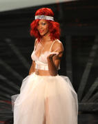 th_30177_Rihanna2010MTVVideoMusicAwards_03_122_644lo.jpg