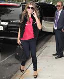 th_44013_celebrity_paradise.com_TheElder_ElizabethHurley2011_09_27_arrivingatTheWendyWilliamsShowinNewYork6_122_724lo.JPG