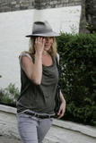 Kate Moss (Кейт Мосс) - Страница 8 Th_02011_Preppie_KateMossgoingtoapubinLondon19_122_817lo