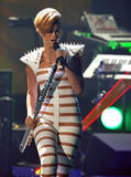 th_11939_Rihanna_2009_American_Music_Awards_Perfomance_25_122_960lo.jpg