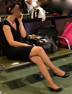 Italian Feet and legs candids at the airport-i1q22suqqk.jpg