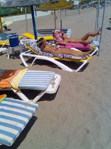 Topless-Girl-Chatting-on-Beach-s1rw0acb7v.jpg