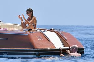Emily-Ratajkowski-Wearing-Swimsuits-on-a-Boat-in-Positano%2C-Italy-6_23_17-i6d45lmjsv.jpg